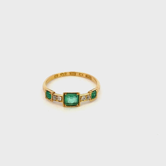 Antique ring 3 emeralds separated by diamonds