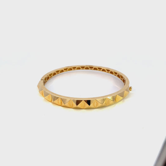 Bracelet 14kt YG pyramid motifs on top of hinged bangle