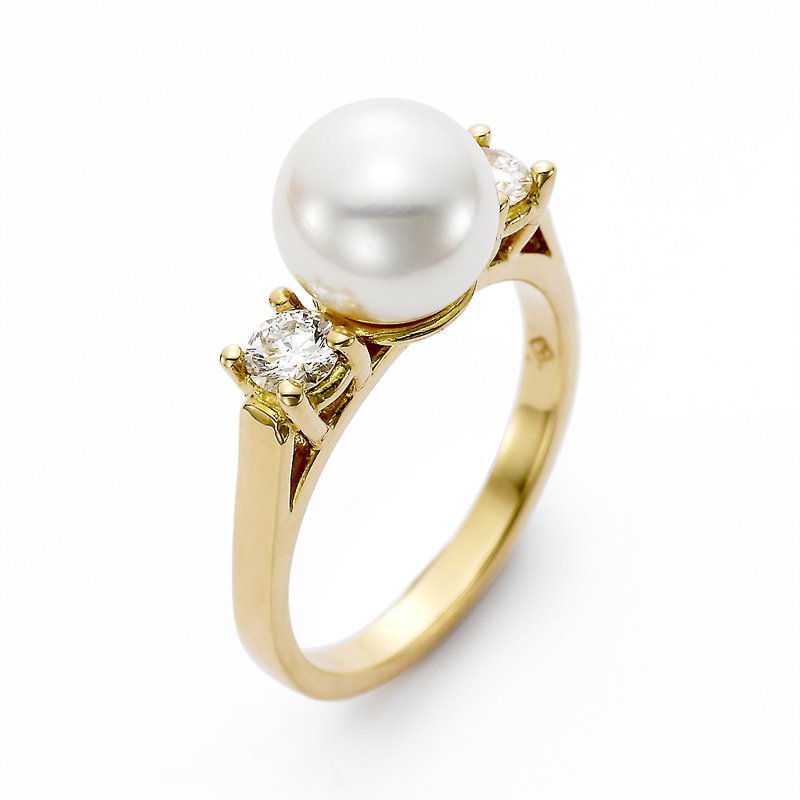 Ring with a single pearl flanked by 2 large diamonds 18kt yellow gold - Gaines Jewelers