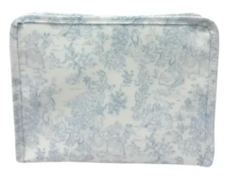 Roadie Medium - Bunny Toile Blue - Gaines Jewelers