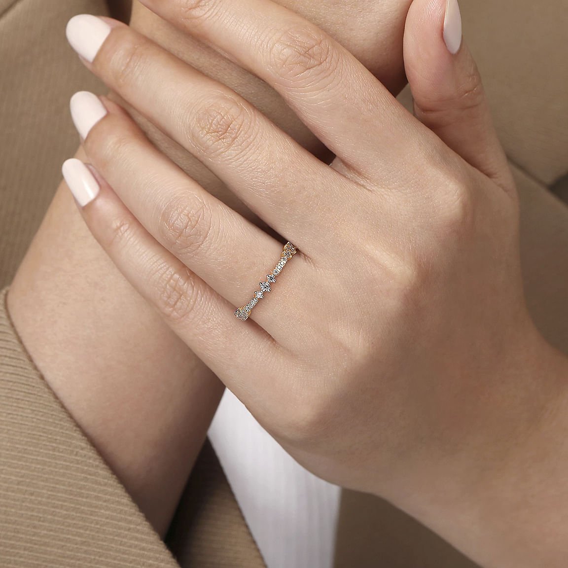 Ring alternating sizes of diamonds 14kt yellow gold - Gaines Jewelers
